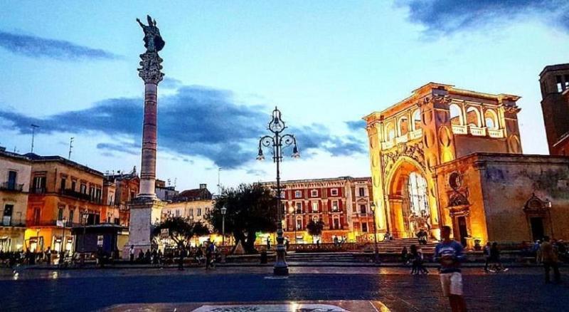 "Il Vecchio Salone" Appartamento In Pieno Centro Con Garage Privato Lecce Bagian luar foto