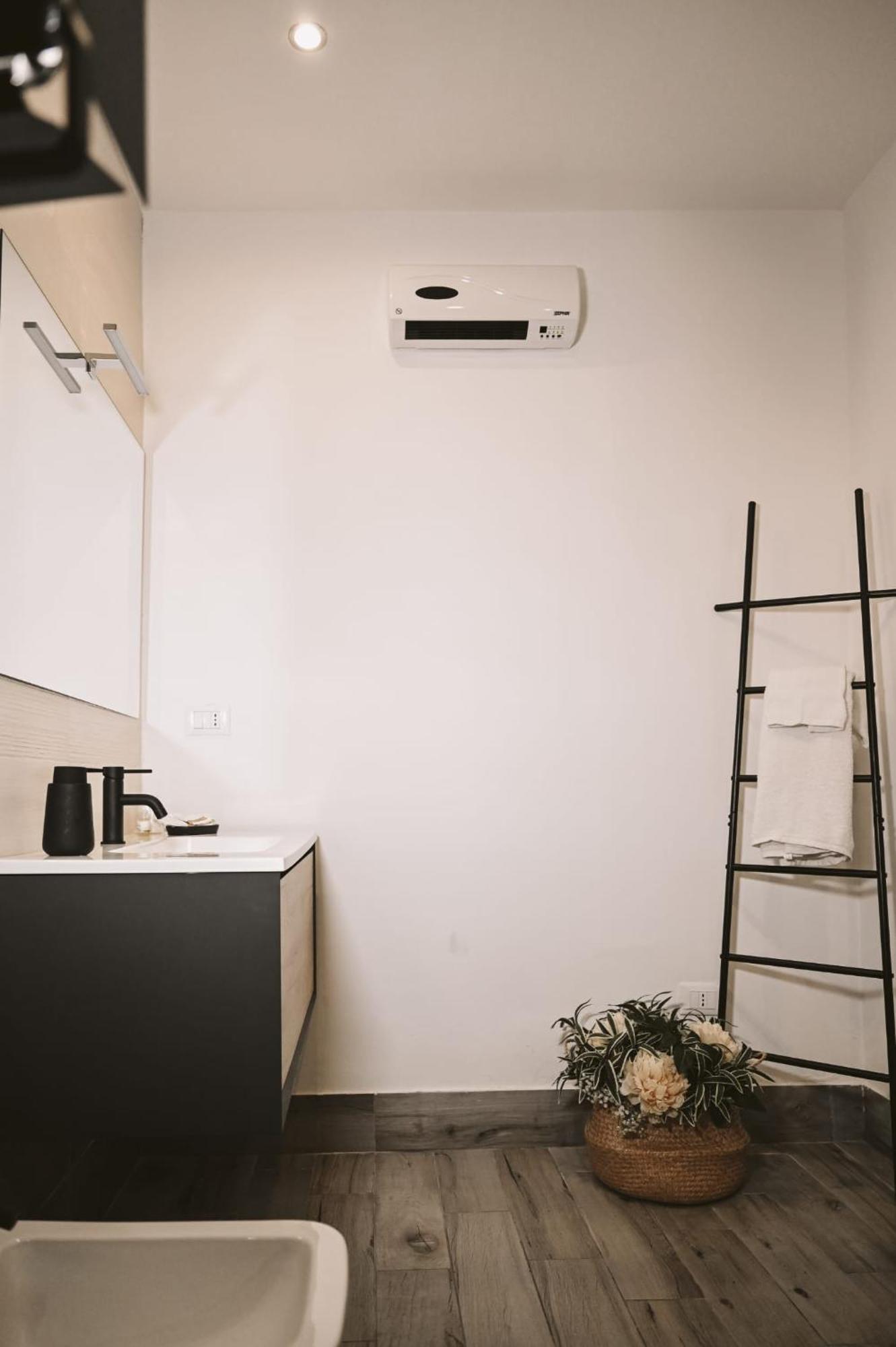 "Il Vecchio Salone" Appartamento In Pieno Centro Con Garage Privato Lecce Bagian luar foto