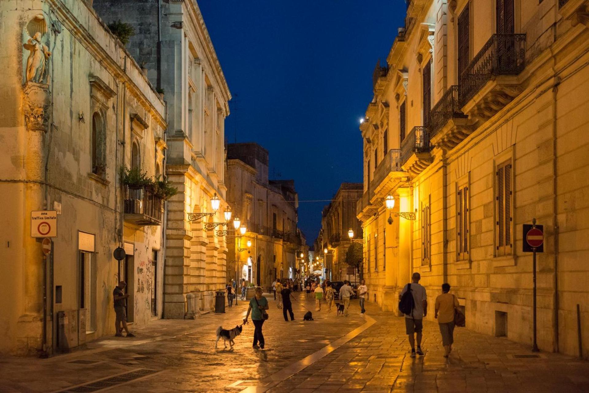 "Il Vecchio Salone" Appartamento In Pieno Centro Con Garage Privato Lecce Bagian luar foto